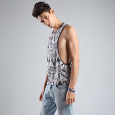 【MORINO】幾何迷彩時尚健身開衩背心_灰色 MO5111型男潮男 健身 質感設計 引領風潮 LUCAS聯名款