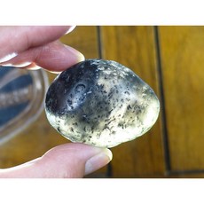 能量礦石 印尼隕石河川滾石拋光 Agni Manitite 火山玻璃 81.08克 俗稱印尼天狼星 烈火石 黑隕石