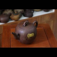 陶製茶壺, 宜興正品紫砂壺 原礦紫泥 全手泥繪五牛圖牛氣沖天紫砂壺 820cc1入 -, 1個, 820L