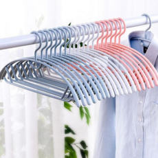 옷걸이 미끄럼방지 논슬립 어깨뿔방지 플라스틱 곡선형 의류걸이 옷장정리 드레스룸 클로젯 수납용품, 그레이