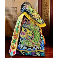 黑色平蔥龍袍奉帽，適用於池府王爺、法主公、玄天上帝等神明，手工精製，展現神明威儀。