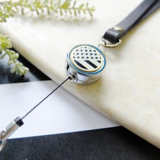 WoodMan 黑白卓別林伸縮識別證夾，多功能易拉扣證件套，頸掛繩/手腕繩可選，辦公室時尚配件, 1個, 咖啡色-直式,手腕繩-焦糖色