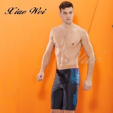 小薇的店 蘋果牌 【黑底數碼印線 】時尚大男四角泳褲/七分泳褲，舒適彈性，快乾耐磨，展現泳池時尚。
