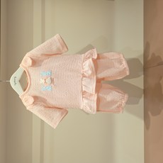 [아가방]강남점* 귀여운 입체자수와 러블리한 디테일이 발랄한 느낌을 주는 상하세트 / 가볍고 얇은 원단 / 시원한 7부 길이감 / 여름 데일리룩 / 30%