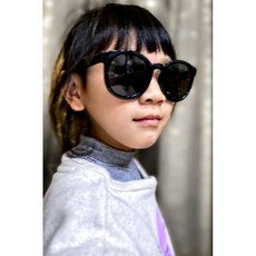 兒童偏光太陽眼鏡，輕巧安全，有效阻擋紫外線，戶外活動必備