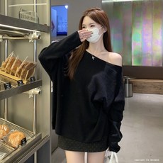 簡約純色斜肩寬鬆長袖上衣，展現女性魅力，舒適百搭，多色可選，均碼