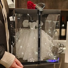 臺灣出貨 高檔生日禮物送女朋友閨蜜小衆高級感情人節婚禮裝飾婚紗模型實用, 1個, 【輕奢泡泡袖】禮袋裝,正常底座