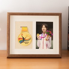전시 액자 보관함 유리 프레임 마라톤 진열 거치대 수납 케이스, 1개, 10_아크릴월넛10인치스탠드