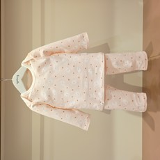 [아가방] 강남점* 부드러운 촉감과 귀여운 분홍 토끼 패턴이 만난 내의세트 / 활동하기 편해서 아이들 놀이복으로 추천하는 내의 / 안심 무형광