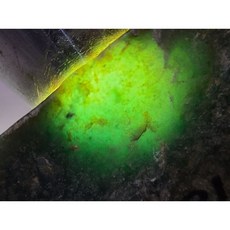 瓜地馬拉七彩翡翠原石 冰種脫砂料 185克 適合雕刻牌子戒面, 1個