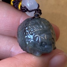 君遇 A貨翡翠 烏雞小刺蝟 精緻吊墜, 1個