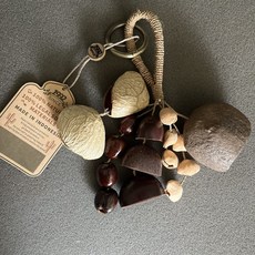 臺灣出貨 印尼果殻風鈴diy黑果材料包自製果殻音手工製作手搖鈴pangjii果殻 0OUT, 成品果殼掛件一串17顆, 1個