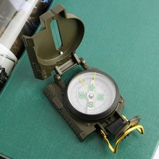 다용도 휴대용 군용나침반, 나침반