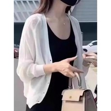 白色冰絲寬鬆開衫，女夏季抗UV防曬大碼外搭，輕薄透氣舒適，百搭時尚，有效阻擋紫外線，呵護您的肌膚