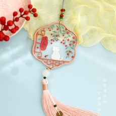 熱銷 刺繡手工diy材料包 自繡製作平安福禦守書簽掛件雙麵繡蘇繡送男友禮物, 乳白色 相思平安-繃+禮盒, 1個