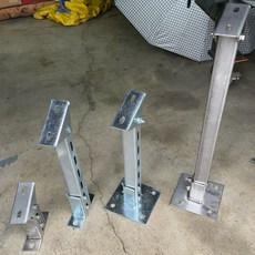 【侑欣五金】附發票 鐵鍍鋅/不銹鋼 可調式 C鋼立柱組 兩孔/四孔底座 開孔高腳C鋼95公分長 轉角器 太陽能腳座, 1個, 不銹鋼,兩孔, 不銹鋼