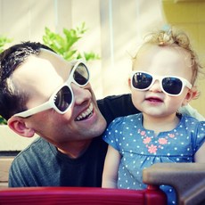 Roshambo經典框偏光太陽眼鏡，成人款L/XL，多種鏡框鏡片選擇，戶外運動必備，有效阻擋眩光，保護眼睛。