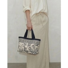 [국내매장정품]헤지스 액세서리 [메가히트][완판재입고][뜨왈드주이] Toile de Jouy 캔버스 미니 토트백
