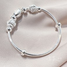 儒家寶寶 彌月銀飾 純銀999六字箴言元寶手鐲/手鍊 (單隻) 彌月/成人/親子款, 1個, 中間元寶，兩側六字真言珠