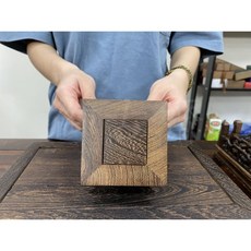 御古齋 虎斑雞翅木弓腳正方形展示座, 1件, 小, 棕