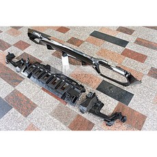 ADT.車燈.車材 BENZ W213 16 17 18 E63 亮黑後下巴 含亮黑飾條, 1個