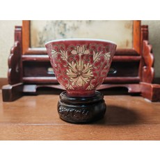粉彩 紅地花間壽開窗萬壽無疆紋茶杯 口徑7釐米, 如圖所示