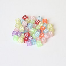 브롤리 알파벳 사각형 투명 비드 단일 문자 DIY 보석 액세서리 우정 팔찌 목걸이 재료, 6x6mm 사각 편지 구슬 50pcs / pack 구멍, 알파벳 Q