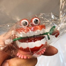 伍拾錢 發條跳跳牙齒 發條玩具 發條牙齒玩具 整人 樂趣 送禮 搞怪 搞笑, 紅色（咬花）, 1個