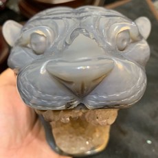天然瑪瑙虎頭雕刻擺件 玉化帶透度瑪瑙水晶一體成型雕刻（含專屬訂製台灣雙層實木座）