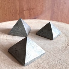 招財轉運黃鐵礦金字塔辦公室擺件，鎮宅防小人，提升事業運勢，辦公室招財風水擺設, 黃鐵礦金字塔, 3個