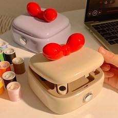 針綫包 針線盒 新款磁吸針線盒學生宿舍手縫工具便攜多功能針線包家居縫線神器縫紉工具套組, 1個, 居家必備：【木槿紫】磁吸收納+取針方便,16色線圈+20根大眼針+剪刀+卷皮尺+