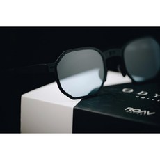 ROAV ZEUS 5002 鏡框:霧面黑 鏡片:透藍 折疊太陽眼鏡 折疊墨鏡 薄鋼 偏光太陽眼鏡 偏光墨鏡 抗紫外線