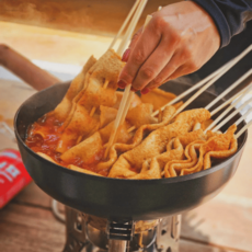 소문난 역전 빨간 꼬치어묵 세트(15개+찐육수병) 캠핑 밀키트 부산물떡 매운 어묵탕 밀키트 즉석 꼬치오뎅탕, 710g, 1세트, 맑은찐육수(230g), 꼬치어묵15+물떡없음