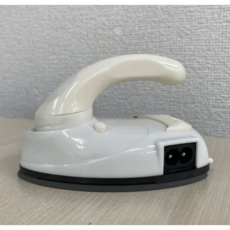 日本 PIERIA 迷你小熨斗 蒸氣熨斗 攜帶型 旅行用熨斗 輕巧方便, 新款 米白色 一般款（現貨）