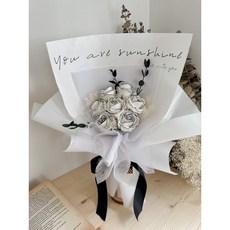 香皂花玫瑰乾燥花禮盒：生日/畢業/情人節伴娘禮物首選，精緻香氛乾燥花束, 黑白漸層 /贈提袋