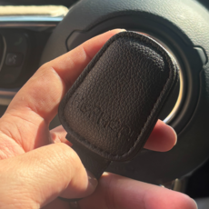 홉홉 강력자석 흔들림ZERO 차량용 선글라스거치대, 블랙, 1개