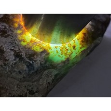 七彩翡翠 瓜地馬拉危料脫砂原石 墨翠料 953克 可雕刻牌子戒面, 1個