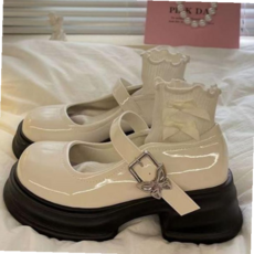 통굽로퍼 여성 2컬러 에나멜 나비 장식 플랫 로퍼