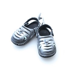Polliwalks童鞋鯊魚款(銀黑) - 兒童造型涼鞋/拖鞋，可愛舒適，安全防滑