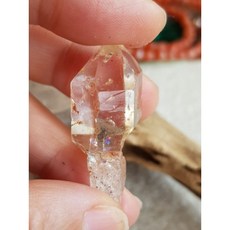 馬達加斯加紅泥骨幹彩虹水晶權杖，原始礦石，能量擺件，獨特帶窗設計, 1個