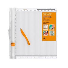 Fiskars 30.5cm(12인치) 트림 및 스코어 보드 트리플트랙 시스템 통합 스코어링 표면 공예 여행용 접이식 디자인 137899, Trim & Score