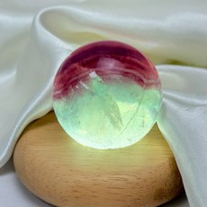 綠螢石球 5cm 西瓜色 星空光 羽毛體, 1個