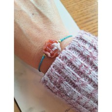 設計櫻花瑪瑙琉璃伸縮蠟繩薔薇雕刻紅飄白花櫻花瑪瑙伸縮手編繩, 1個