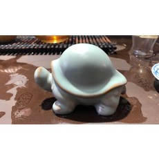 天青汝窯烏龜茶寵 釉色溫潤細膩 烏龜造型可愛生動 手工製作茶寵 可養開片擺件, 如圖所示, 1個