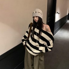 투니스 여성 오프숄더 스트라이프 루즈핏 긴소매 니트