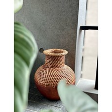 DecoDazzle 藤編拼接木頭花瓶, 紅咖色,高度約23cm
