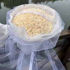 黑騎士碎冰藍香皂花大束永生玫瑰花束：秋冬新款，情人節生日禮物首選, 52朵香檳金+贈燈串賀卡, 1個