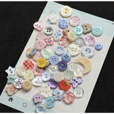 50p 공예 단추 귀여운 달모양 디자인 체크 하트 꽃무늬 체크 패턴 다양한 파스텔컬러 꽃무늬 기하학 패턴 DIY단추 혼합형 니트웨어 꾸미기 장식용 행운의 단추, 50개, 멀티