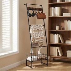 PapeFolicer 바구니가 있는 금속 담요 사다리 거실 침실 농가 장식용 후크가 5단 러스틱 랙 - 담요 타월 및 담요용 1.6m(5피트) 벽 기울어진 사다리 선반, 바구니 포함 + 바 5개