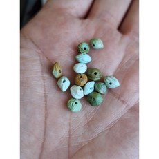 天然湖北原礦綠松石玻璃瓷雕刻柏香籽（隨機一顆）, 1個, 隨機一顆